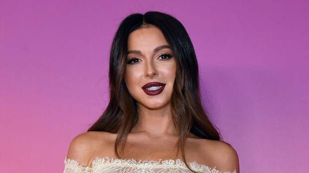 Певица Нюша снялась в одном полотенце после косметолога