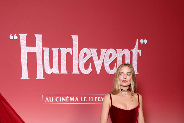 Актриса Марго Робби вышла в свет в платье с бархатным корсетом