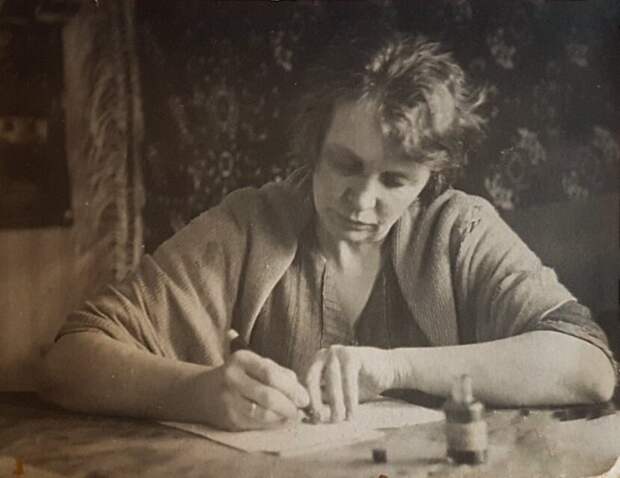 Женщина пишет письмо. Фото: meshok.net