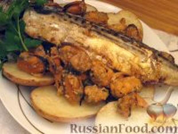 Фото к рецепту: Запеченная скумбрия с мидиями и картофелем