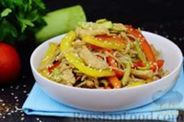 Фото к рецепту: Фунчоза с курицей, кабачком и сладким перцем