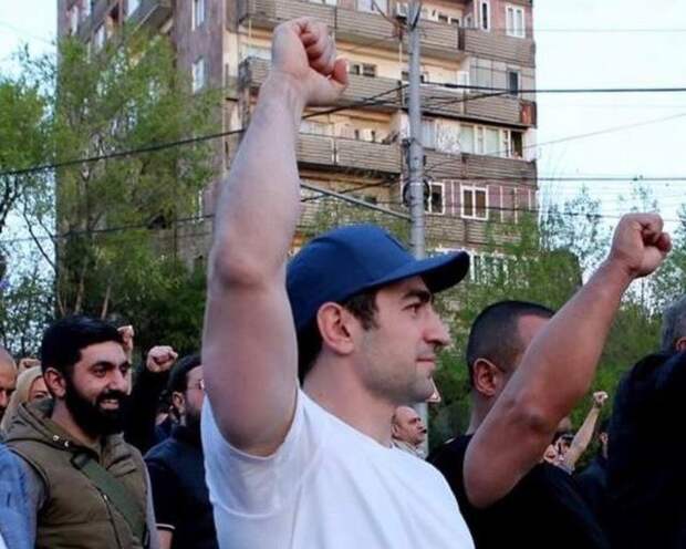 Сын экс-президента Армении призвал министров высказаться о статусе Арцаха