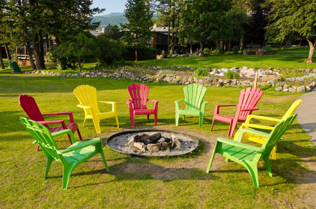 Разноцветные стулья вокруг очага