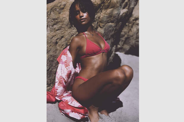 Популярная певица снялась в бикини для журнала