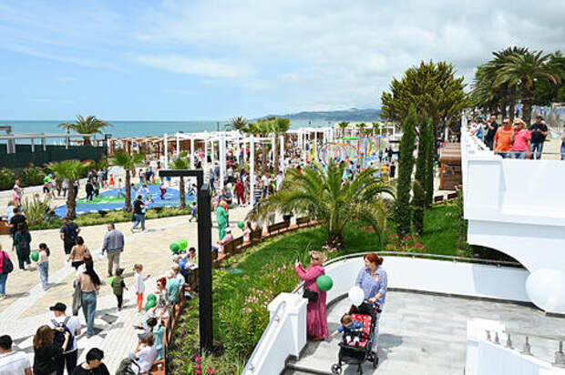 В центре Сочи после длительной реконструкции открылся старейший пляж курорта