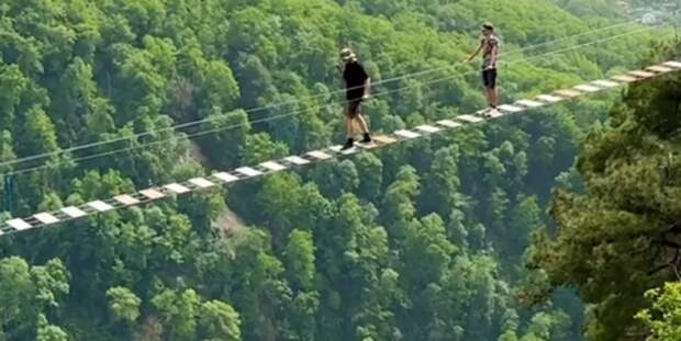В Сочи двое туристов прошли по подвесному мосту над огромной пропастью без страховки