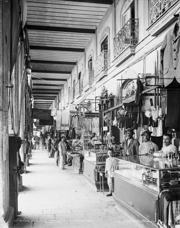 Киоски торговцев на рынке Токон.