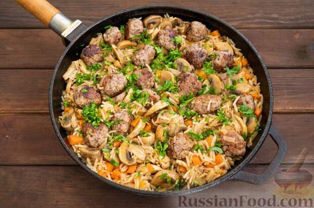Фото к рецепту: Рис с грибами и тефтелями (на сковороде)