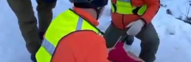 В горах Алматы спасатели эвакуировали травмированную женщину