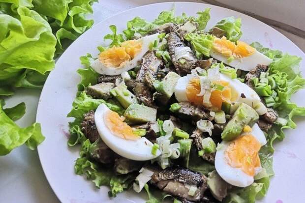 20 салатов со шпротами, которые разнообразят ваше меню