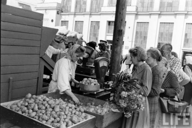 Уличная торговля в центре города в начале 1960-х годов. 