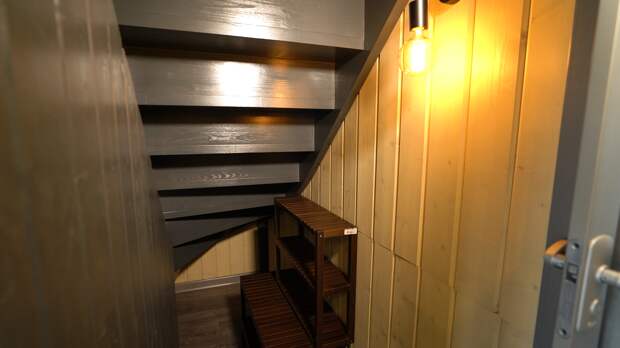 Мини-кладовая под лестницей в коттедже «Барн 4»