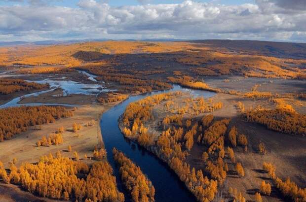 Полтора столетия добычи золота в этой реке, а оно всё не заканчивается. Полтора столетия добычи золота в этой реке, а оно всё не заканчивается.