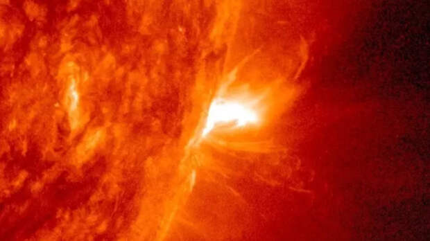 Четыре мощных вспышки на Солнце спровоцировали нарушения в радиосвязи