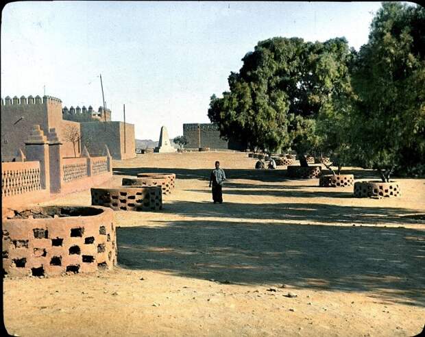 Город на юге Алжира, в пустыне Сахара, центр вилайета Таманрассет. Город на юге Алжира, в пустыне Сахара, центр вилайета Таманрассет.