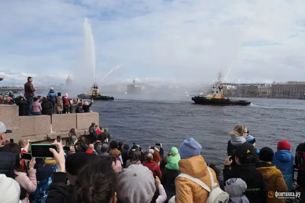 Парад «Метеоров» и вальс буксиров в Петербурге. Посмотрите, как это было