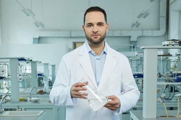 Ректор РХТУ Мажуга рассказал о том, как создаются биомедицинские материалы. Автор фото: Данил Головкин