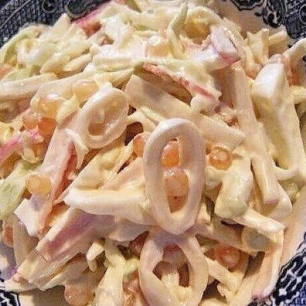 Лёгкий салат с кальмарами и овощами