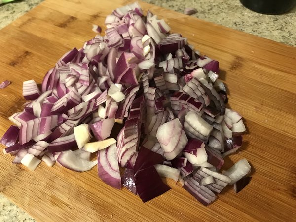 Лук можно использовать любой - белый, шалот, порей или, как у меня, красный