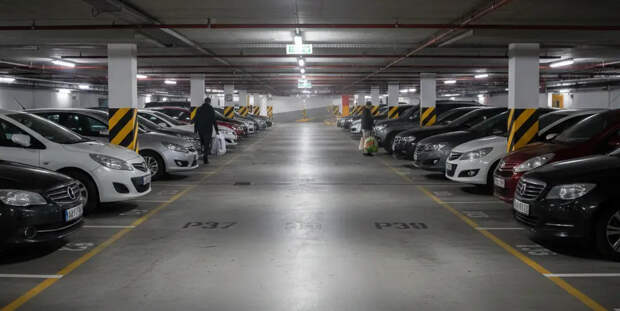 На подземной парковке в московском ЖК взорвалась машина