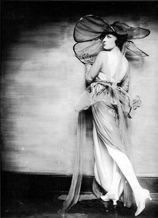 Актриса театра, кино и телевидения, которая снялась более чем в 150 фильмах. Актриса театра, кино и телевидения, которая снялась более чем в 150 фильмах.