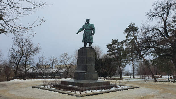 Памятник В.С. Хользунову. Волгоград