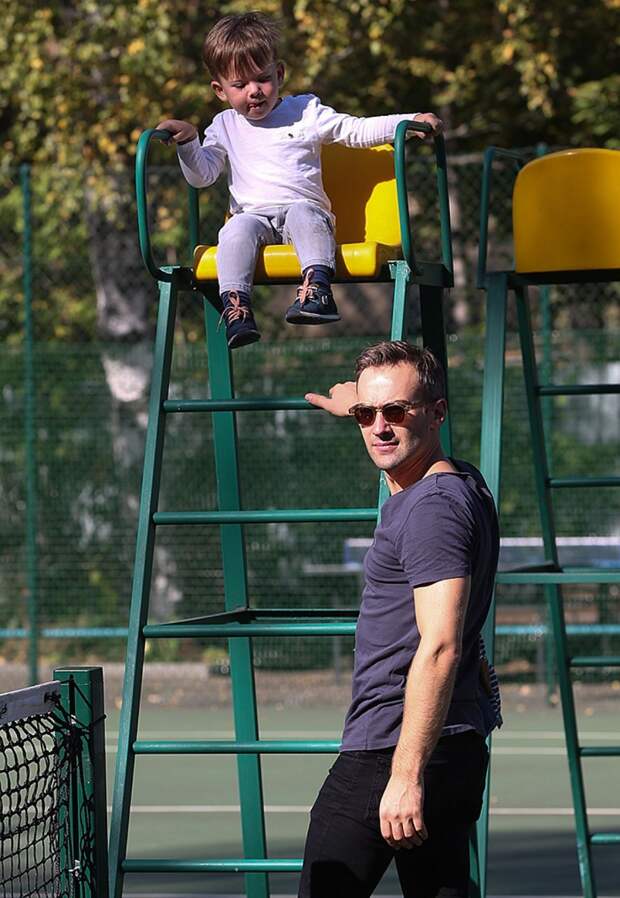 Дмитрий Шепелев с сыном Платоном. Фото: Вячеслав Прокофьев/ТАСС 
