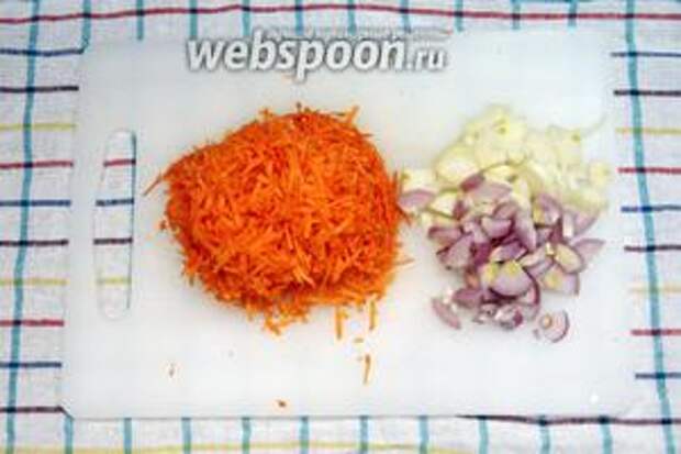 Морковь натереть на тёрке (на крупной или мелкой неважно, как вы любите), лук порезать полукольцами.