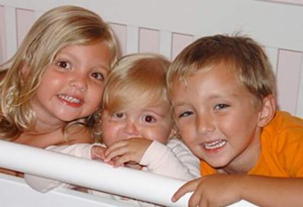 Трое мертвых детей лежали на коленях у родителей. Год спустя малыши вновь в их руках (ФОТО)