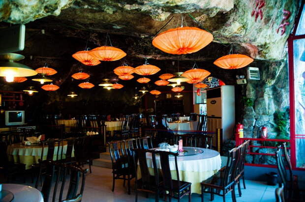 Пещерный потолок ресторана Fangweng украшен множеством ламп