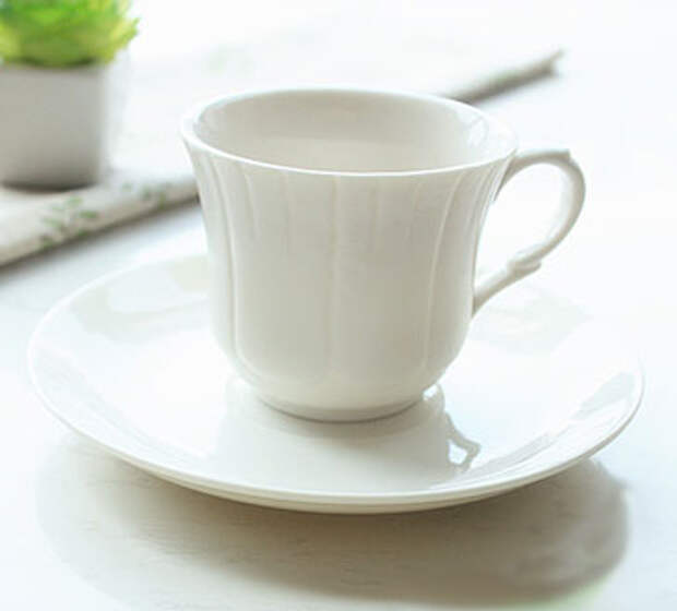 Белая чайная чашка