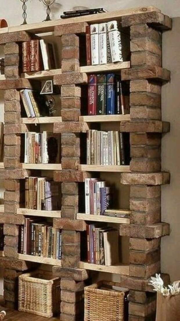Из кирпичей можно сделать даже полочки для книг. /Фото: res.cloudinary.com Из кирпичей можно сделать даже полочки для книг. /Фото: res.cloudinary.com