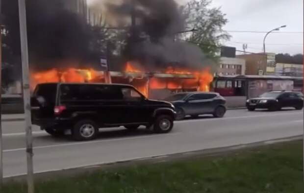 В Екатеринбурге столкнулись автобус и грузовик, а во вторник загорелся трамвай