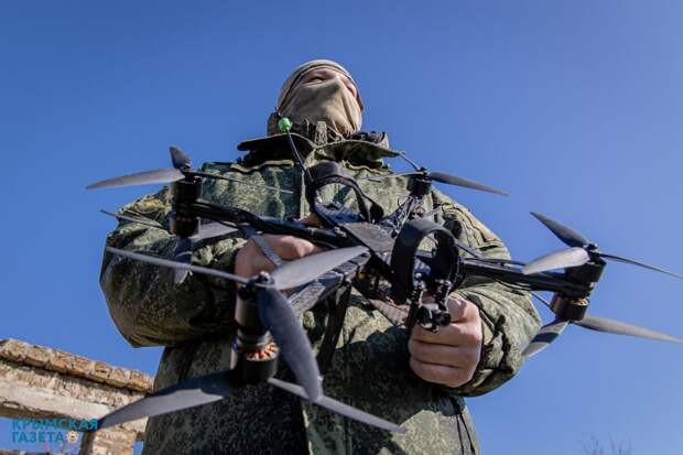 FPV без стабилизации, пайка и тактическая медицина: чему учат в крупнейшем центре операторов дронов в Крыму