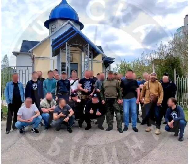 Оскорбивший русских, цыган спрятался в полиции, когда 50 русских приехали спросить за сказанное