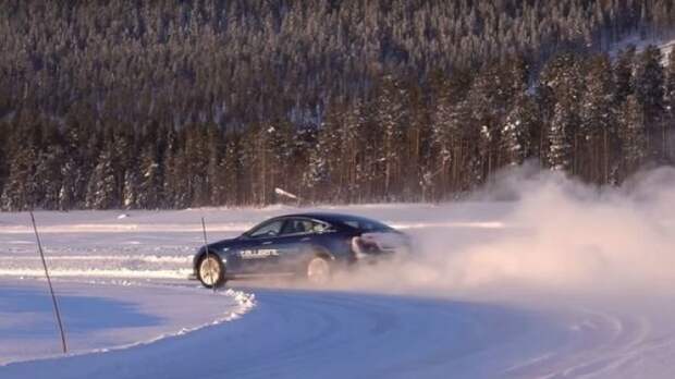 Фото Видеошок: трехмоторная Tesla дрифтует по снегу