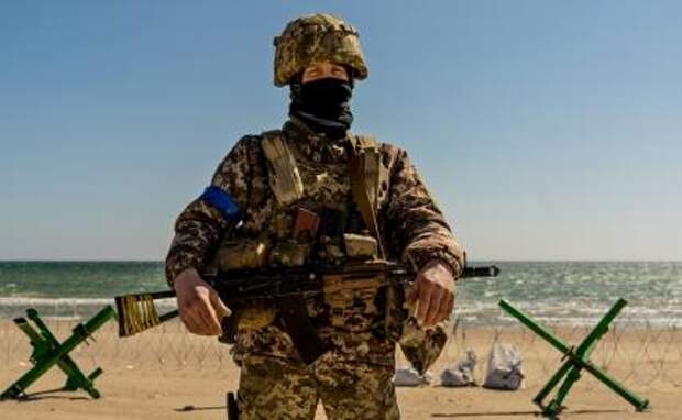 На фото: баррикады на берегу Черного моря, Одесса