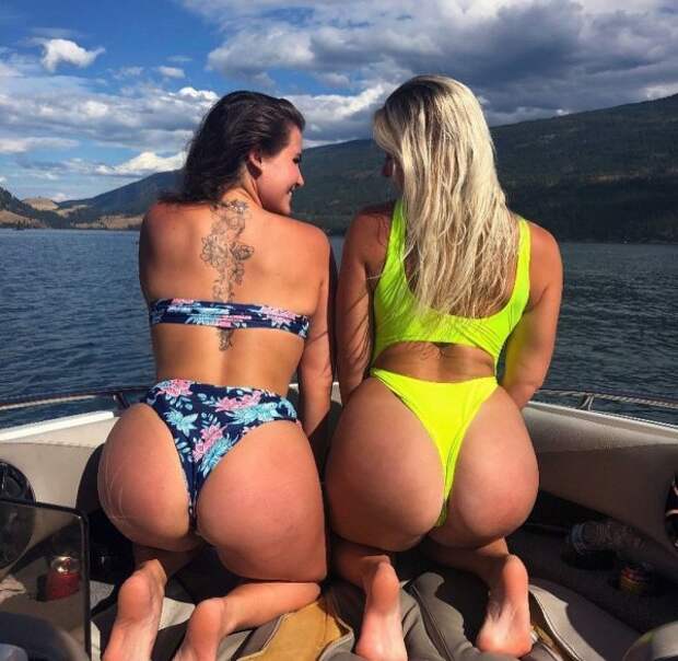 девушки на катере