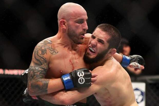 Махачев побеждает Волкановски в главном бою UFC 284!