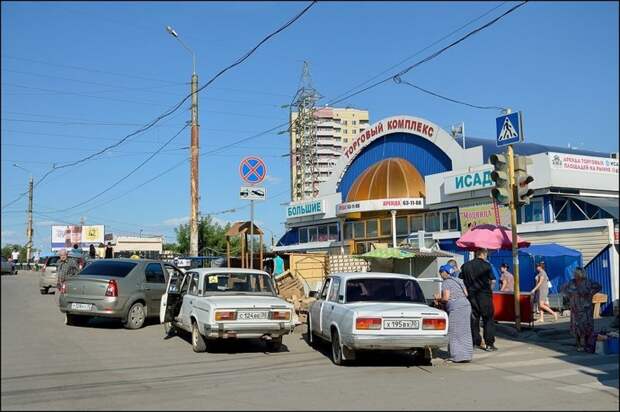 Если хотите проникнуться межнациональным духом города - идите на рынок Астрахань, где погулять, путеводитель, регион 30