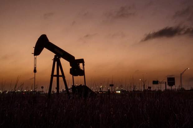 Нефть снизилась после сообщений о разблокировке Ормуза, но Brent удержалась выше $108