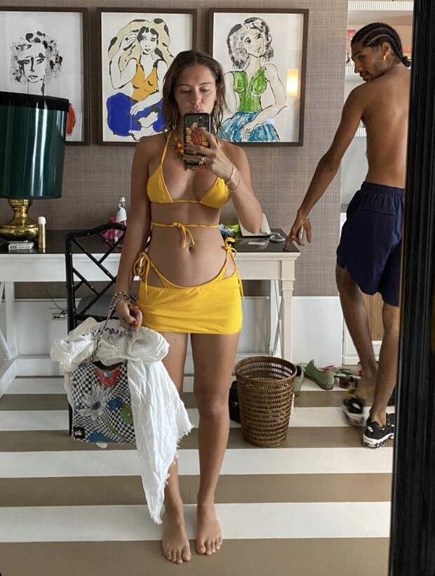 Айрис Лоу провожает лето в солнечном оттенке