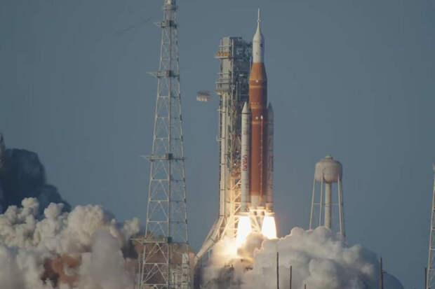 США отправили четырех астронавтов к Луне в рамках миссии Артемида-2