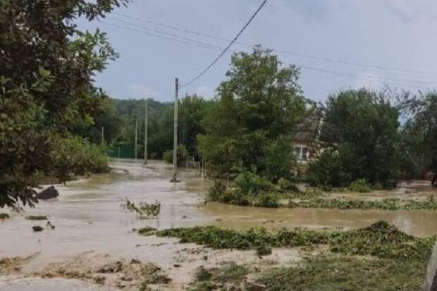 Пролет моста обрушился в районе села Фанагорийское на Кубани