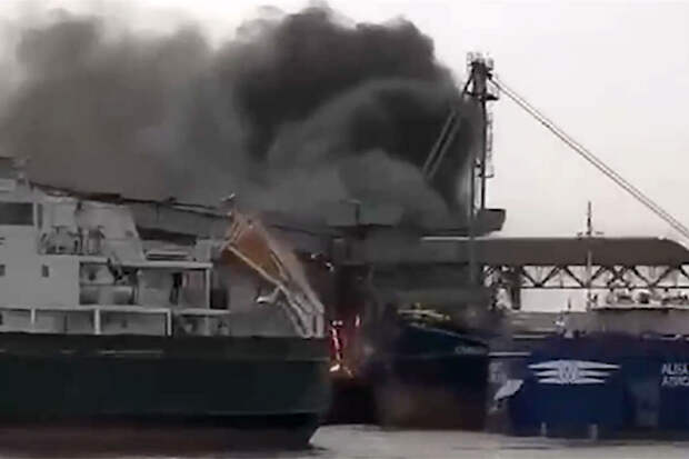 Shot: в Азове в Ростовской области загорелся зерновой терминал