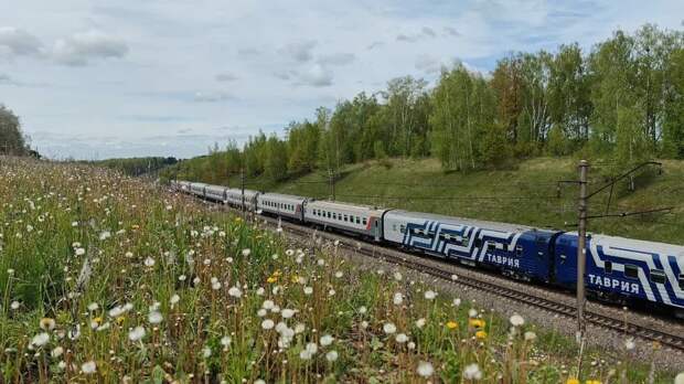 Поезд №18 «Таврия» Москва — Симферополь везет пассажиров в Крым