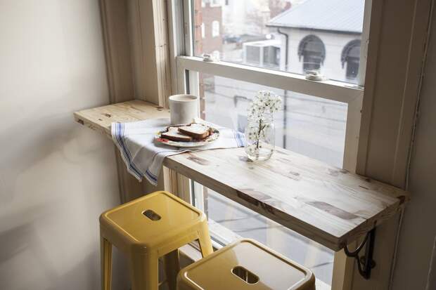Стол-подоконник становится популярным дизайнерским решением в интерьерах квартир небольшой площади, где на счету каждый сантиметр.-13