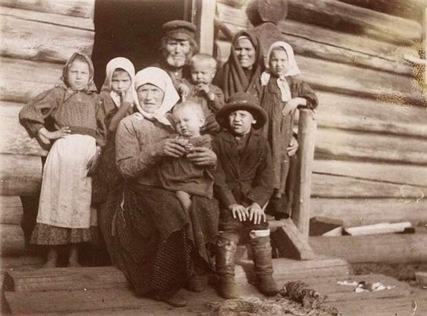Русские семьи до революции: домострой, много детей, дед да бабка