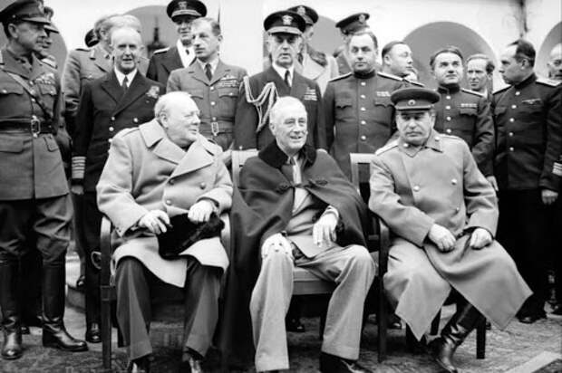 Уинстон Черчилль, Франклин Рузвельт и Иосиф Сталин на конференции в Ялте в феврале 1945 года.  