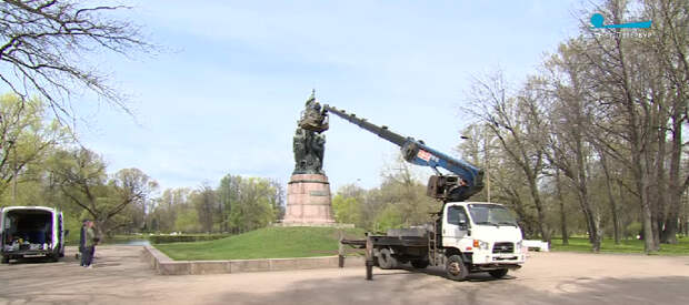 Памятник «Героям Краснодона» в Петербурге отмыли к 9 мая